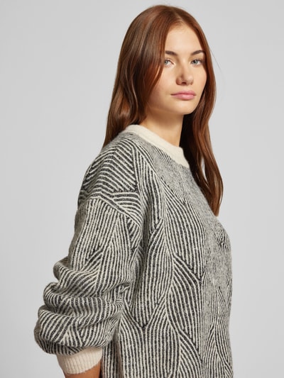 Pieces Sweter z dzianiny o luźnym kroju z abstrakcyjnym fakturowanym wzorem model ‘JENNA’ Jasnoszary 3