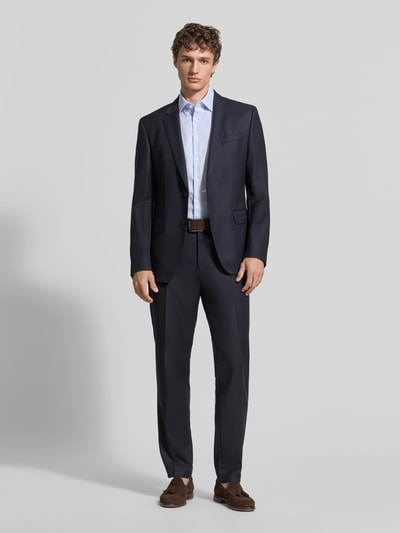 Männermodel trägt Regular Fit Business-Hemd mit Kentkragen von Christian Berg Men, hellblau, reine Baumwolle, Ganzkörperansicht von vorne.