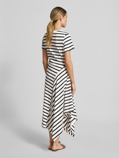 Frauenmodel trägt tailliertes Jersey-Kleid aus Baumwoll-Mix von s.Oliver RED LABEL mit schwarz-weißem Allover-Streifenmuster, asymmetrischem Saum, Midi-Länge und Raffung, Ganzkörperansicht Rückansicht.