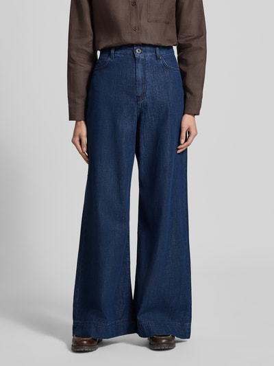 Frauenmodel trägt Wide Leg Jeans aus reiner Baumwolle Modell 'VEGA' von Max Mara, tiefblau, weiter Schnitt, Damen Wide & Loose Fit Jeans von Weekend Max Mara, Ganzkörperansicht von vorne.