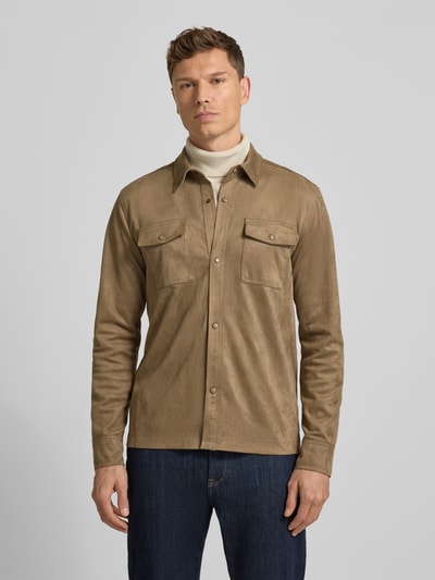 Męski model nosi Hemdjacke mit Kentkragen od Guess, brązowy materiał z domieszką stretchu, regular fit, przód z guzikami, widok na cały przód.