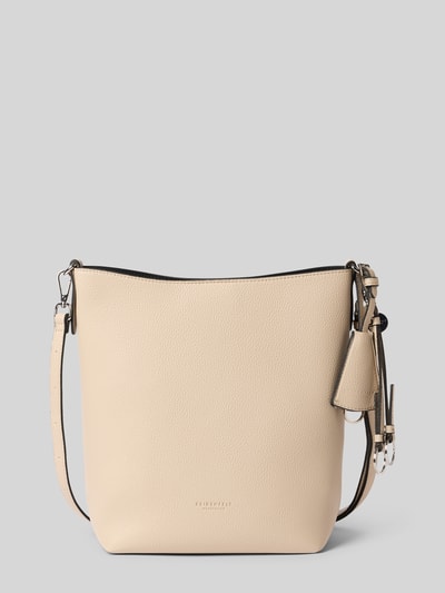 Produktfoto, cremefarbene Hobo Bag mit Logo-Prägung Modell 'LOHJA' von Seidenfelt, strukturierte Oberfläche, silberfarbene Details, verstellbarer Schultergurt, Anhänger mit Logo, Magnetverschluss, glatte und klare Linien, Soft-Textur, Taschenmaße 30x29x13 cm, Schulterriemen 84 cm