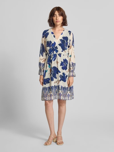 Frauenmodel trägt Knielanges Kleid im Allover-Look Modell 'Ja44milaa' von ZABAIONE in Creme und Blau mit V-Ausschnitt, Chiffon, Ganzkörperansicht von vorne.