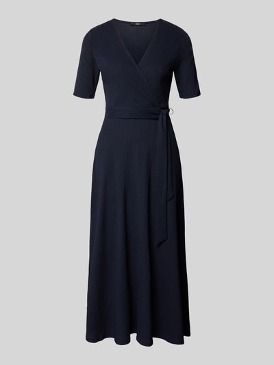 Produktfoto, Wickelkleid mit V-Ausschnitt und Bindegürtel von Zero in Dunkelblau, A-Linie, Midikleid, Material-Mix mit Stretch-Anteil, strukturierte Oberfläche, Rückenlänge 100 cm, Brustweite 40 cm, Ärmellänge 29 cm, elegant und zeitlos