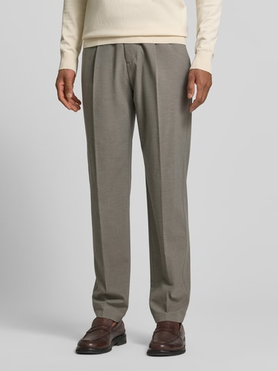 Männermodel trägt Relaxed Fit Bundfaltenhose aus Woll-Mix mit Viskose-Anteil Modell 'BELSBO PLEATS' von Marc O'Polo, Optik: Unifarben, Melange, Passform: Relaxed-Fit, Länge: Regular, Logo-Detail, Gürtelschlaufen, Bundfalte, Verschluss: Schiebehaken und verdeckter Reißverschluss, Gesäßtaschen, seitliche Eingrifftaschen, Materialverarbeitung: Webware, Nahaufnahme Unterkörper, neutrale gedeckte Farben und glatte Textur.