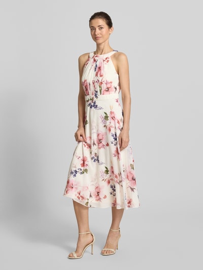 Frauenmodel trägt Midikleid mit floralem Allover-Print von Christian Berg Cocktail in Weiß mit Rosa, Taillierte Passform, Rundhalsausschnitt, Gelegte Falten, Ärmelloses-Design, Nahtreißverschluss, fließender Stoff, Ganzkörperansicht von vorne.