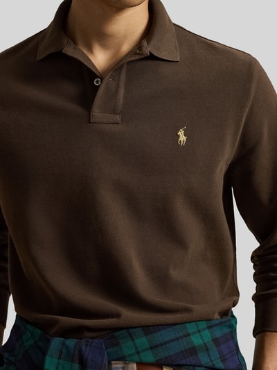 Männermodel trägt regular fit poloshirt aus puur katoen von Polo Ralph Lauren in donkerbruin, nahaufnahme oberkörper, Heren poloshirt