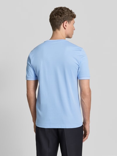 Männermodel trägt T-Shirt mit Rundhalsausschnitt von bugatti in Hellblau, Regular Fit, Baumwoll-Mix, Rückenlänge 70 cm, Ganzkörperansicht Rückansicht.