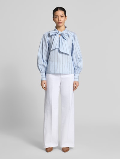 Vrouwenmodel draagt Wide Leg Jeans aus Baumwoll-Mix van s.Oliver RED LABEL, wit, 5-pocket-design, denim, high waist, katoenmix, unikleurig. Volledige lichaamsaanzicht van voren.