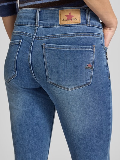Frauenmodel trägt Slim Fit Jeans mit Viskose-Anteil im 5-Pocket-Design von Buena Vista, blaue Baumwoll-Mischung, Detailaufnahme Rückansicht.