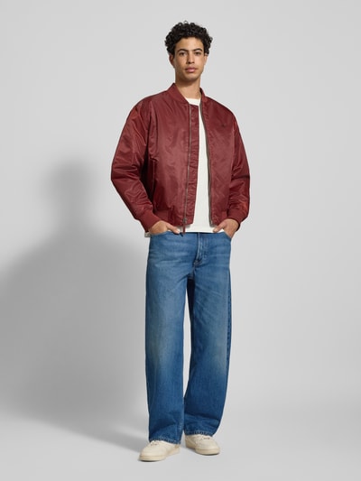 Männermodel trägt Barrel Jeans im Used-Look Modell 'LUCKY STAR' von Calvin Klein Jeans, reine Baumwolle, Barrel Fit, Eingrifftaschen, Herren, Ganzkörperansicht von vorne.
