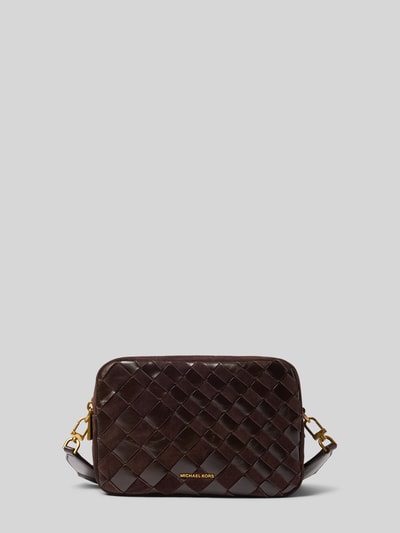 Produktfoto, Handtasche in Flecht-Optik Modell 'BRYANT' von MICHAEL Michael Kors in Dunkelbraun, goldfarbene Details, rechteckige Form, strukturierte Oberfläche, Kontext: Hauptfach mit Reißverschluss, Label-Applikation, verstellbarer Schulterriemen, Maße ca. 22x15x9 cm, Schulterriemenlänge ca. 80 cm