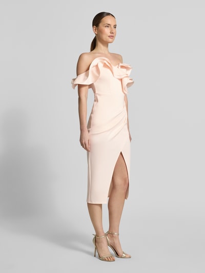 Frauenmodel trägt Slim Fit Midikleid mit Gehschlitz von Lipsy in zartem Rosa, Elastischer-Material-Mix, Ärmelloses-Design, Raffungen, Ganzkörperansicht von vorne. Rückenlänge bei Größe 36: 112 cm, Brustweite bei Größe 36: 30 cm.