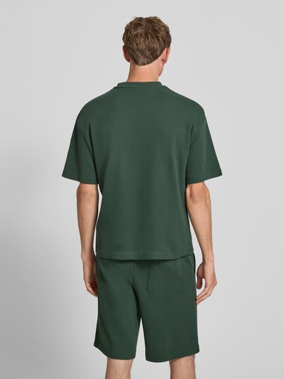 Männermodel trägt T-Shirt mit Strukturmuster und Label-Stitching von PROHIBITED in Dunkelgrün, Reine Baumwolle, Regular-Fit, Ganzkörperansicht Rückansicht.