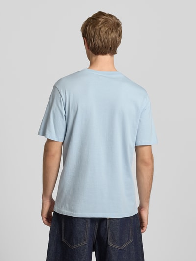 Männermodel trägt T-Shirt mit Label-Print und Rundhalsausschnitt von Jack & Jones in Hellblau, Reine Baumwolle, Regular-Fit, Rückenlänge 70 cm, Ganzkörperansicht Rückansicht.