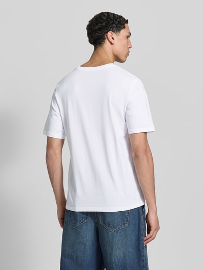 Männermodel trägt weißes T-Shirt mit Rundhalsausschnitt von Jack & Jones, Regular Fit, reine Baumwolle, Rückansicht, Ganzkörperansicht.