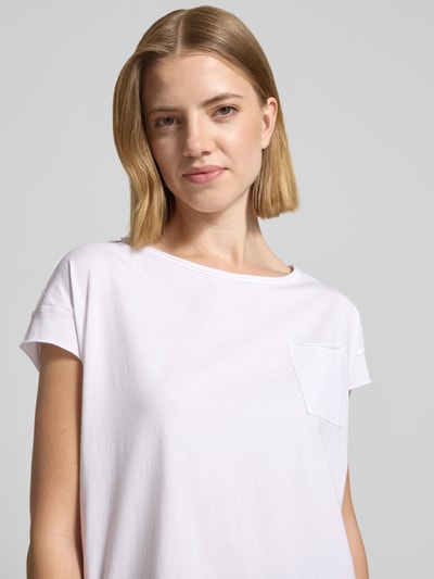 Frauenmodel trägt Regular Fit T-Shirt aus reiner Baumwolle von s.Oliver RED LABEL in Unifarbe, Jersey-Material, Nahaufnahme Oberkörper.
