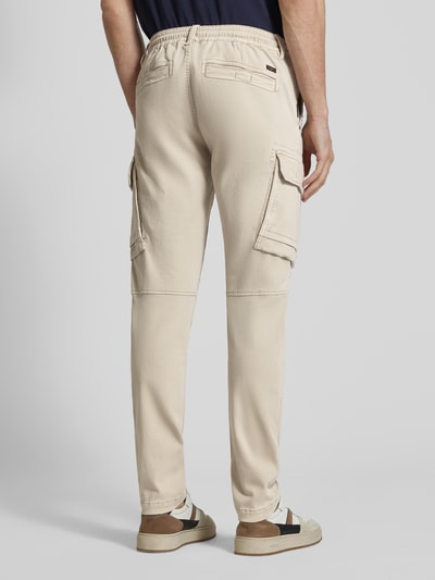 Mannelijk model draagt Cargobroek met vetersluiting Model 'EXPEDIZOR' van PME Legend, mix van katoen en lyocell, slim fit, cargozakken, bandwijdte 42 cm, binnenbeenlengte 81 cm, Ganzkörperansicht Rückansicht.