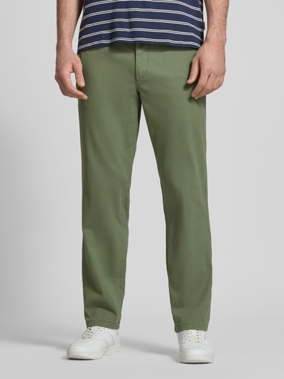 Männermodel trägt Straight Fit Chino mit Gesäßtaschen Modell 'Stollie' von JACK & JONES aus elastischem Baumwoll-Mix, Nahaufnahme Unterkörper.