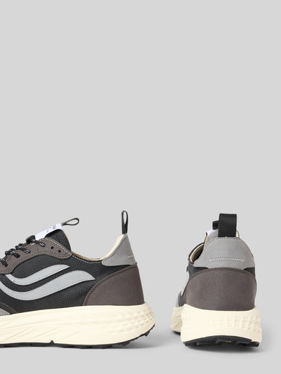 Produktfoto, Sneaker mit Logo-Stitching Modell 'Hike' von Genesis, Kontrastbesatz, abgerundete Passform, graue und schwarze Farbtöne, strukturierte cremefarbene Sohle, Kontext: Herren Sneaker, Absatzhöhe 5 cm, Schafthöhe 9 cm, Schaftweite 10 cm