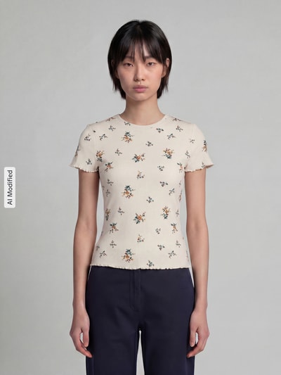 Frauenmodel trägt Regular Fit T-Shirt mit floralem Allover-Print von Jake*s Casual, cremefarben mit bunten Blumen, Rundhalsausschnitt, elastischer Baumwoll-Mix, Ganzkörperansicht von vorne.