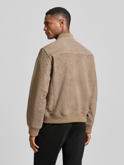 Männermodel trägt Regular Fit Wildlederjacken aus reinem Ziergenleder Modell 'ARCHIVE' von SELECTED HOMME in unifarbener Lederoptik, Rückansicht.