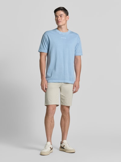 Männermodel trägt Relaxed Fit T-Shirt aus reiner Baumwolle von Marc O'Polo in Optik: Unifarben, Label-Schriftzug, Ganzkörperansicht von vorne.