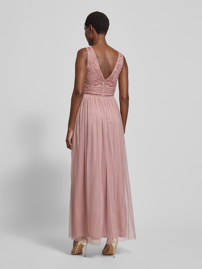 Frauenmodel trägt Abendkleid mit Perlen- und Ziersteinbesatz von Lace & Beads, Material-Mix, taillierter Schnitt, Maxilänge, detaillierte Rückenpartie, Ganzkörperansicht Rückansicht.