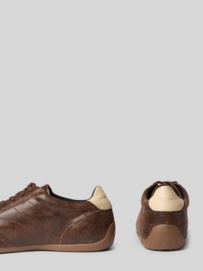 Produktfoto, brauner Sneaker aus echtem Rindsleder Modell 'HOLLIE' von Vagabond mit beigem Detail, glatte Struktur, Damen Sneaker von Vagabond