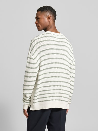 Männermodel trägt weißen Strickpullover mit Rundhalsausschnitt von ARMANI EXCHANGE aus Baumwolle, Relaxed Fit, Rückansicht Ganzkörperansicht.