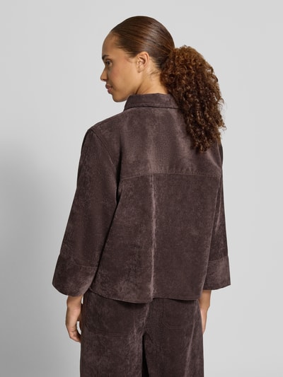 Vrouwenmodel draagt Loose Fit Hemdbluse mit Pattentaschen model 'Ferrell' van OPUS in donkerbruin, zachte textuur, Ganzkörperansicht Rückansicht. Dames overhemdblouse.
