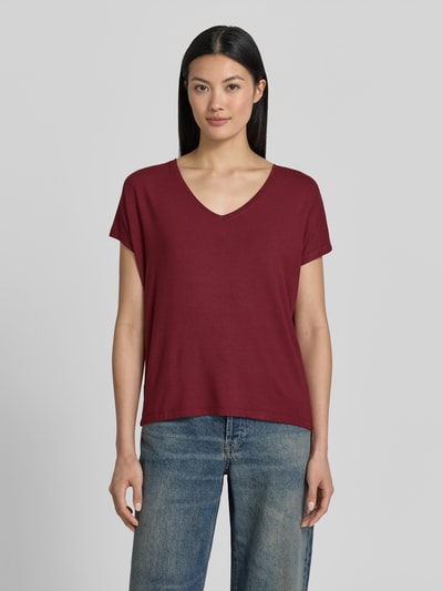 Frauenmodel trägt Relaxed Fit T-Shirt aus Viskose-Mix von s.Oliver RED LABEL in dunklem Rot mit glatter Textur, Ganzkörperansicht von vorne.