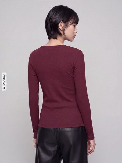 Frauenmodel trägt Langarmshirt mit kurzer Knopfleiste von S.OLIVER CASUAL in unifarbenem Dunkelrot, Baumwollmix mit Rippstruktur, Ganzkörperansicht Rückansicht, KI-modifiziertes Bild.