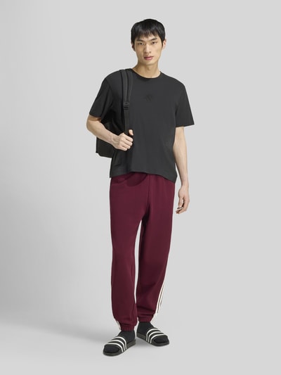 adidas Sportswear Regular Fit Sweathose mit Reißverschlusstaschen Dunkelrot 1
