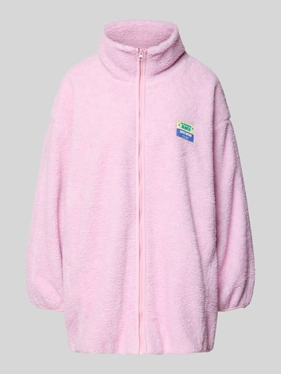 Productfoto, lichtroze oversized teddyfleece jas met opstaande kraag, rits, labeldetail en steekzakken, Oversized Jacke mit Stehkragen Modell 'HOKTOWN' van American Vintage, lengte 89 cm, schouderbreedte 58 cm, borstwijdte 67 cm, mouwlengte 49 cm