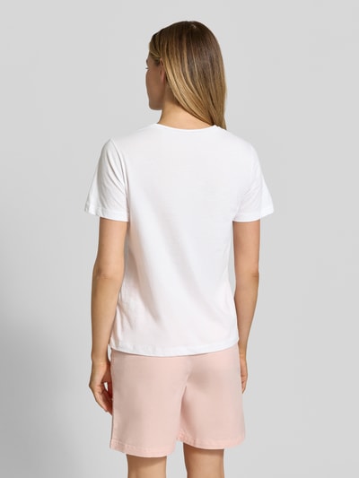 Frauenmodel trägt T-Shirt mit Motiv-Print und Rundhalsausschnitt von Gant, Weiß, gerader Schnitt, Baumwoll-Mix, Rückansicht Ganzkörperansicht.