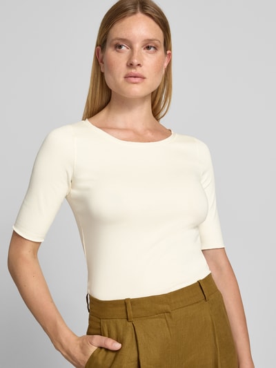 Frauenmodel trägt T-Shirt mit Rundhalsausschnitt und 1/2-Arm von Marc Cain in Creme, Baumwoll-Elasthan-Mix, Regular Fit, Nahaufnahme Oberkörper