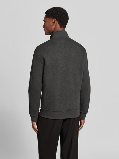 Männermodel trägt Relaxed Fit Sweatjacke aus Baumwoll-Mix von Polo Ralph Lauren in Dunkelgrau, glatte Textur, Ganzkörperansicht Rückansicht.