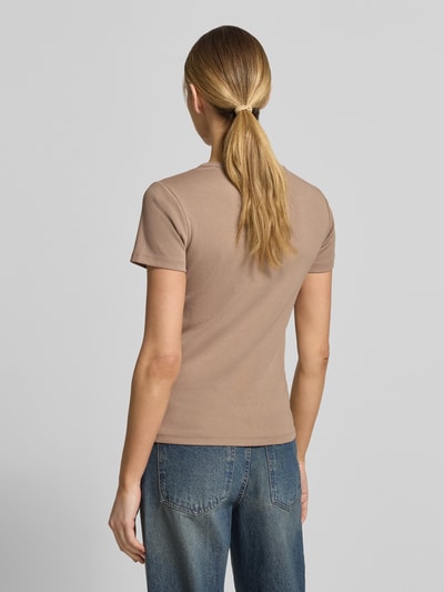 Vrouwenmodel draagt Regular Fit T-Shirt uit katoenmix model 'DELORIS_4' van HUGO, effen, ronde hals, korte mouw, jersey. Volledige lichaamsweergave achterkant.