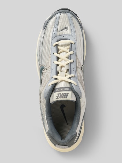 Produktfoto, Sneaker aus Leder-Mix mit Logo-Print Modell 'Initiator' von Nike, Herren Sneaker, abgerundete Passform, Grau-Creme-Töne, Absatzhöhe 6 cm, Schafthöhe 6 cm, Schaftweite 6 cm, sportliche Textur
