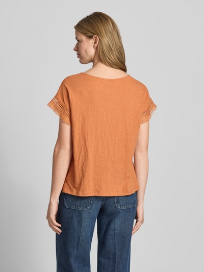 Frauenmodel trägt Regular Fit T-Shirt aus reiner Baumwolle Modell 'NAIN' von Pepe Jeans in Optik: Unifarben mit Label-Stitching-Applikation, U-Boot-Ausschnitt, Ärmelform: Kurzarm, Ärmelabschluss: Fransen, Materialverarbeitung: Jersey, Ganzkörperansicht Rückansicht.