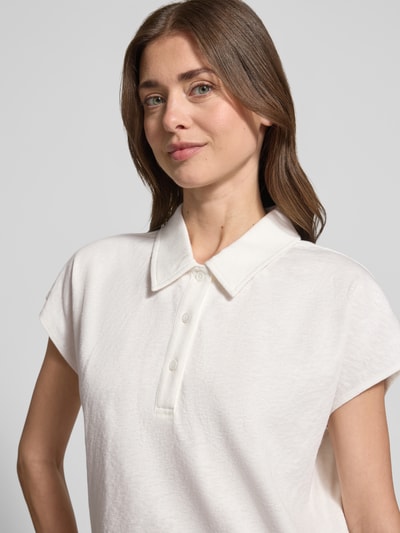 Frauenmodel trägt Regular Fit Poloshirt mit Strukturmuster Modell 'FLOAT' von Fynch-Hatton in Weiß, reine Baumwolle, Nahaufnahme Oberkörper.