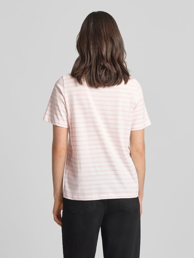 Modelka kobieca nosi Regular Fit T-Shirt aus reiner Baumwolle od s.Oliver RED LABEL, efekt: jednolity kolor, wzór w paski, haft, okrągły dekolt, krótki rękaw, wykończenie materiału: dżersej, bawełna, widok całej sylwetki z tyłu.