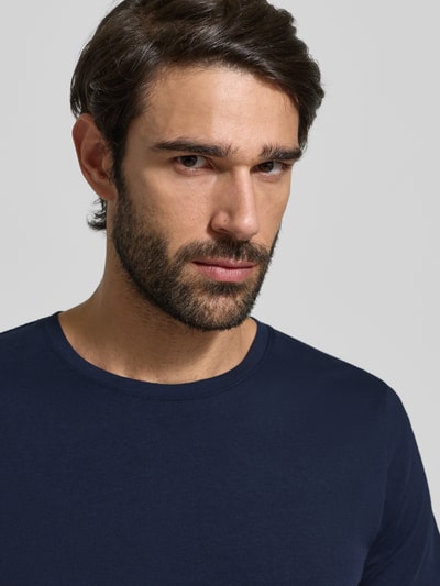 Männermodel trägt T-Shirt mit Rundhalsausschnitt im 2er-Pack von MCNEAL in Dunkelblau, Reine Baumwolle, Slim-Fit, Nahaufnahme Oberkörper.