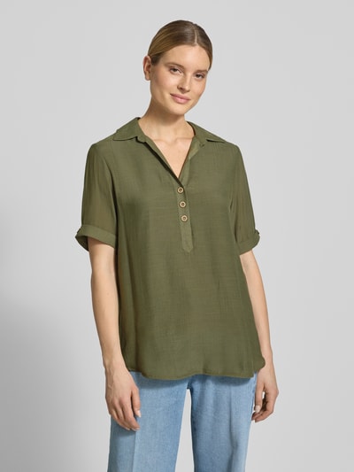 Frauenmodel trägt Relaxed Fit Bluse aus Viskose-Mix mit Umlegekragen von Apricot, Knopfleiste, Halbarm, semitransparent, Ganzkörperansicht von vorne.