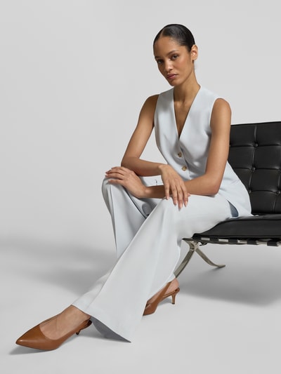Frauenmodel trägt Slim Fit Longblazer ohne Ärmel Modell 'JULINIAL' von BOSS, unifarben, reine Viskose, Ganzkörperansicht von vorne