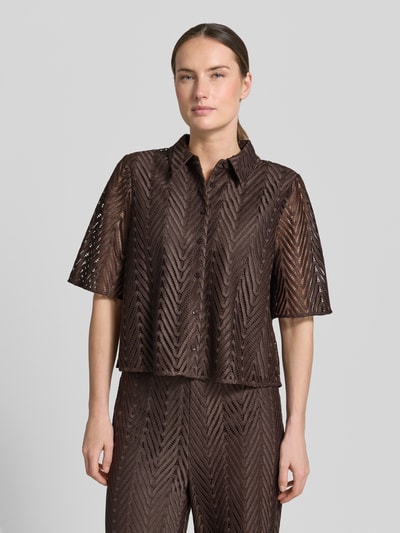 Frauenmodel trägt Regular Fit Hemdbluse in Spitzen-Optik von Comma, semitransparent, Halbarm, blickdichtes Unterkleid, Knopfleiste, Ganzkörperansicht von vorne.