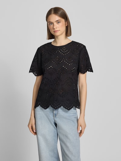 Frauenmodel trägt Regular Fit Blusenshirt aus reiner Baumwolle Modell 'VILDE' von Pieces, unifarben, Popeline, Nahaufnahme Oberkörper.