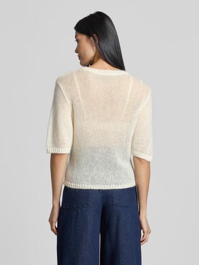 Frauenmodel trägt Regular Fit Pullover aus Schurwoll-Modal-Mix Modell 'C_Farezza' von BOSS, cremefarben, grob gestrickt, lockerer Schnitt, Damen Pullover von BOSS Orange, Ganzkörperansicht Rückansicht.