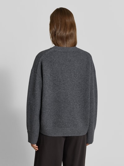 Frauenmodel trägt Regular Fit Pullover aus Woll-Mix mit Kaschmir-Anteil von MYON, dunkelgrau, Strick-Optik, Rückansicht, Ganzkörperansicht Rückansicht.